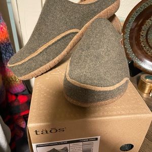 Taos shoes. Size 10 Olive green